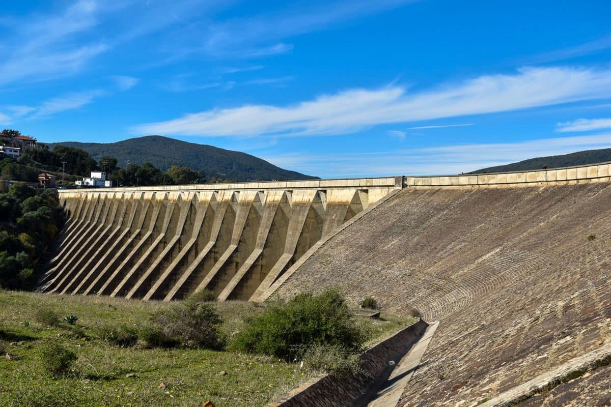 Usina hidrelétrica — represa de concreto de grande porte