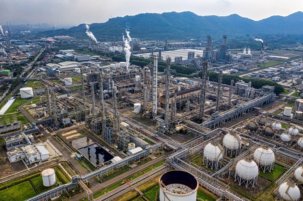 Refinaria de petróleo — tanques de armazenamento e dutos